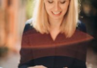 Community Manager utilisant son téléphone